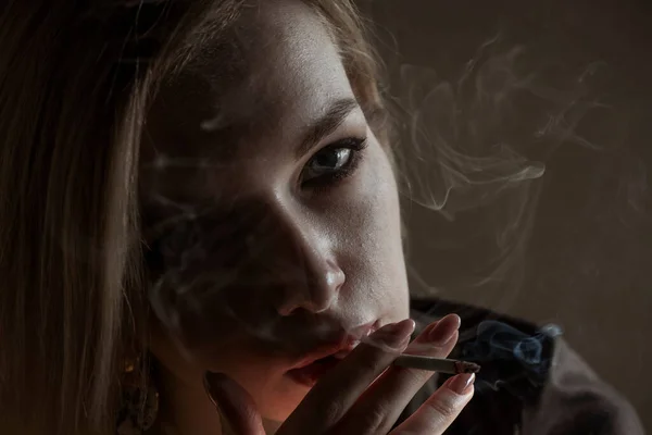 Close Jovem Mulher Fumando Cigarro Pela Janela — Fotografia de Stock