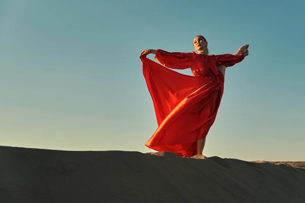 Mulher Vestido Vermelho Dançando Deserto Céu Azul — Fotografia de Stock