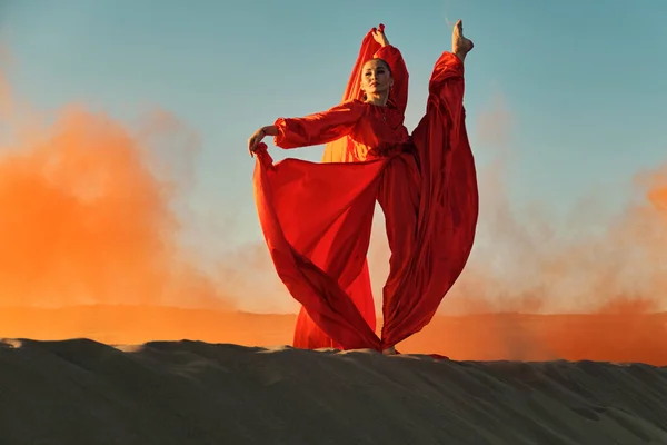 Donna Abito Rosso Che Balla Nel Deserto Cielo Blu — Foto Stock