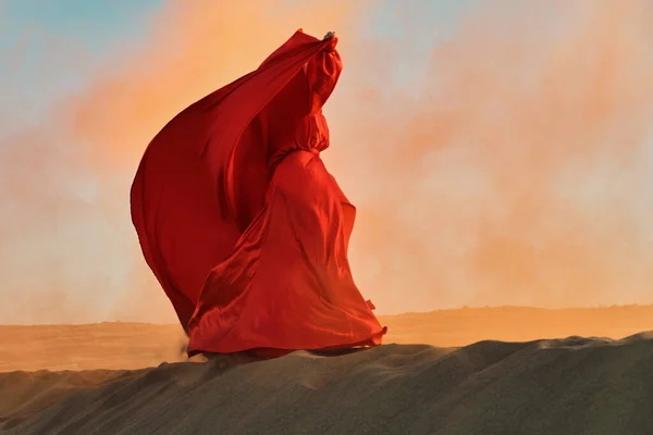 Mulher Vestido Vermelho Dançando Deserto Céu Azul — Fotografia de Stock