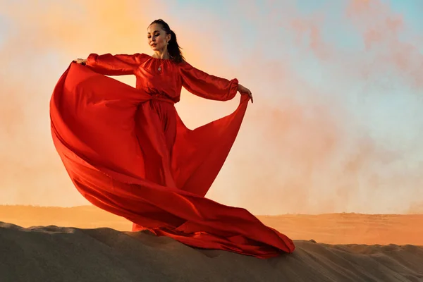 Femme Robe Rouge Dansant Dans Désert Ciel Bleu — Photo