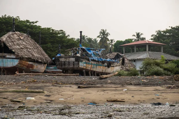 Een Oude Houten Vissersboot Het Huis Van Lokale Bevolking Goa — Stockfoto