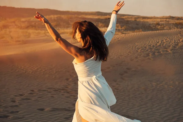 Uma Menina Vestido Branco Mosca Dança Poses Deserto Areia Por — Fotografia de Stock