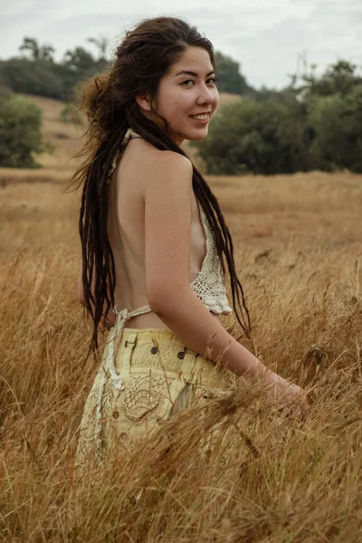 Portret Uśmiechniętej Młodej Kobiety Stojącej Suchej Trawie — Zdjęcie stockowe