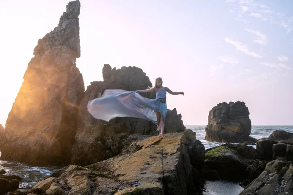 Uzun Elbiseli Güzel Avrupalı Kız Deniz Kenarındaki Kayalarda Duruyor — Stok fotoğraf