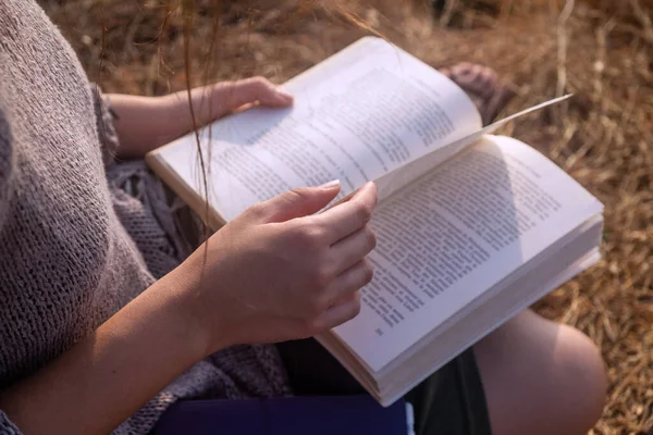 Joven Leyendo Libro Mientras Está Sentada Aire Libre Vista Cerca —  Fotos de Stock