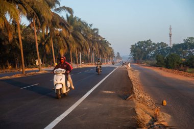 Sabah Yolu Ağaçların Arasında Motorcularla, Goa, Hindistan