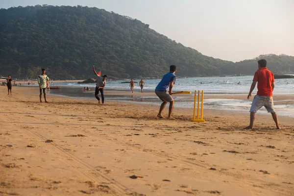 Gruppo Adulti Indiani Che Giocano Cricket Sulla Spiaggia Tramonto Goa — Foto Stock