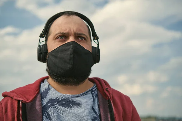 Hombre Europeo Mediana Edad Auriculares Aire Libre Escuchando Música Fondo — Foto de Stock