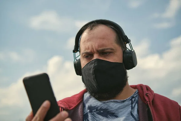 Europese Man Van Middelbare Leeftijd Hoofdtelefoon Buiten Die Naar Muziek — Stockfoto