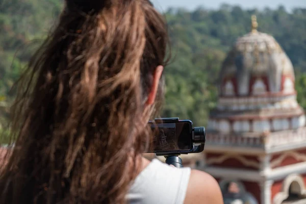 Jovem Mulher Tirando Fotos Templo Indiano Goa Índia — Fotografia de Stock