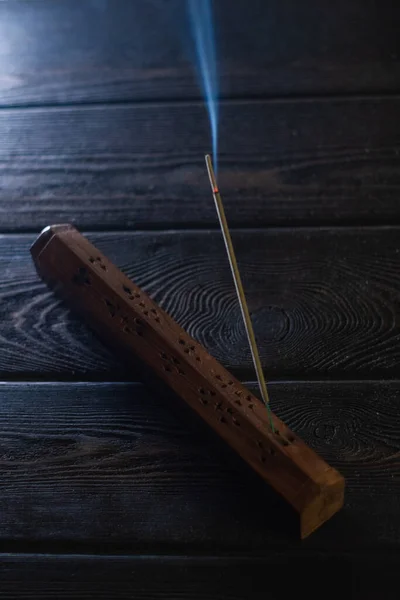 Concéntrate Varilla Incienso Fuma Soporte Madera Símbolo Cultura Japonesa — Foto de Stock