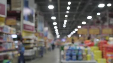 İçinde insanlar ve bazı mallar olan süpermarket, blured