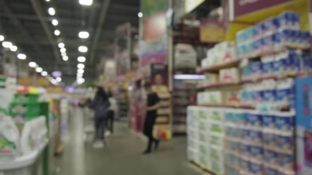 İçinde insanlar ve bazı mallar olan süpermarket, blured — Stok video