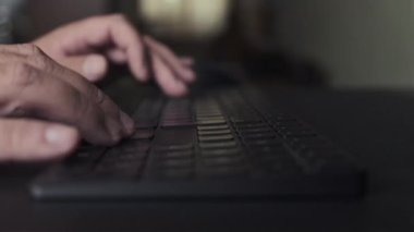 Klavyede daktilo kullanan profesyonel kullanıcı erkek elleri