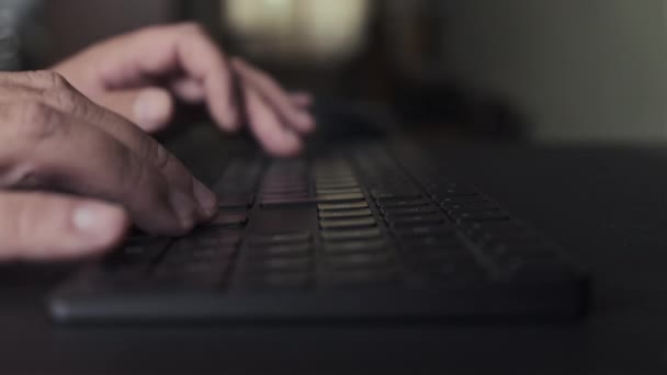 Manos masculinas de hombre trabajador usuario profesional utilizando teclear en el teclado — Vídeos de Stock