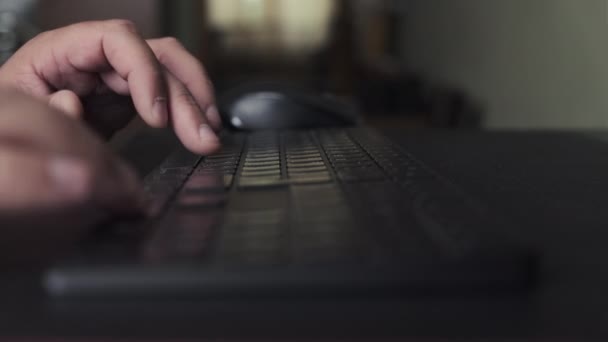 Manos masculinas de hombre trabajador usuario profesional utilizando teclear en el teclado — Vídeos de Stock