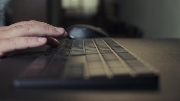Manos masculinas de hombre trabajador usuario profesional utilizando teclear en el teclado — Vídeos de Stock