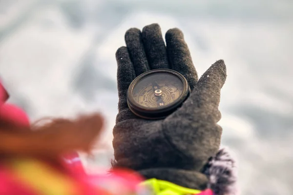 Hiker Hand Holding Een Kompas Ices Achtergrond — Stockfoto