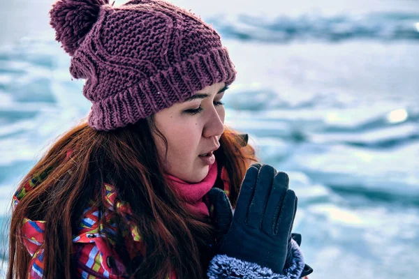 一个穿着鲜艳暖和的滑雪服的女孩冻僵了 后背是冰块 — 图库照片