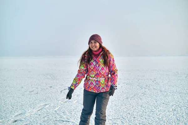Winter Outdoor Activities Woman Ice Skating Frozen Lake — Stock Photo, Image