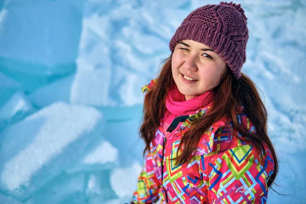 Kışın Kayak Kıyafetleri Içinde Uzun Saçlı Bir Kadın Kameraya Bakıyor — Stok fotoğraf