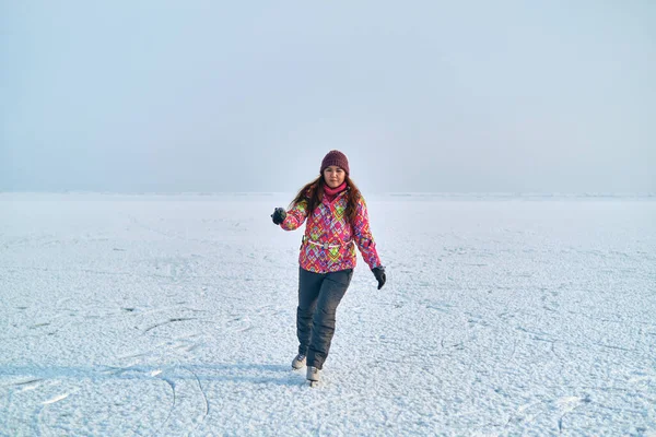 Winter Outdoor Activities Woman Ice Skating Frozen Lake — Stock Photo, Image