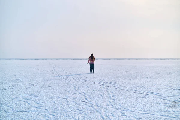 Winter Outdoor Activities Woman Ice Skating Frozen Lake — Stock Photo, Image