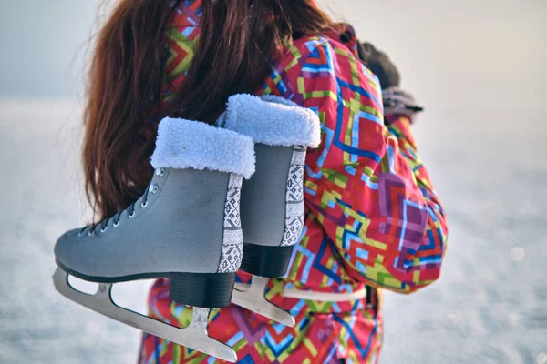 Donmuş Bir Gölde Kayak Yaptıktan Sonra Kayak Kıyafeti Giymiş Bir — Stok fotoğraf