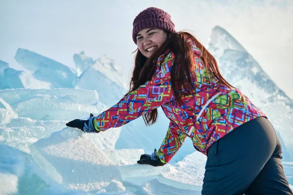 Una Mujer Traje Esquí Trepa Sobre Bloques Hielo Diversión Diversión —  Fotos de Stock