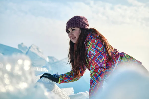 Una Mujer Traje Esquí Trepa Sobre Bloques Hielo Diversión Diversión —  Fotos de Stock