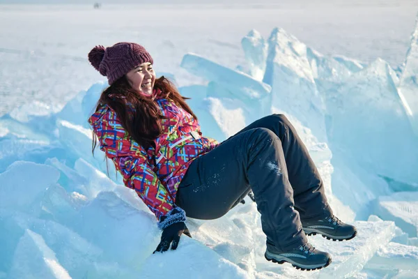 穿着滑雪服的女人爬上冰块 — 图库照片