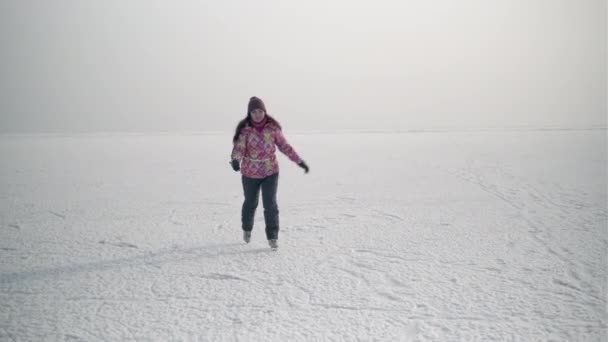 4K dziewczyna łyżwy na zamarzniętym jeziorze — Wideo stockowe