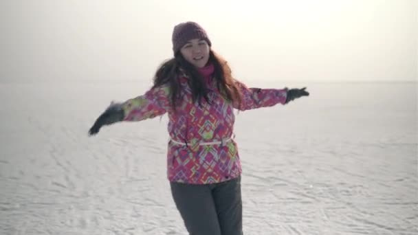 4K Κορίτσι παγοδρομία στην παγωμένη λίμνη — Αρχείο Βίντεο