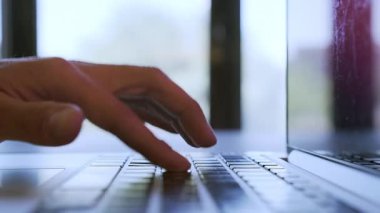 Dizüstü bilgisayarda yazı yazan eller