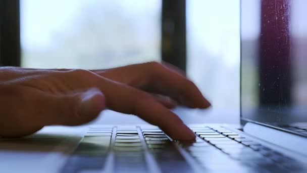 Manos escribiendo texto en el teclado del ordenador portátil — Vídeos de Stock