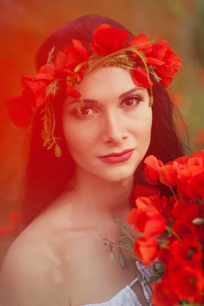 A menina com um buquê de flores — Fotografia de Stock