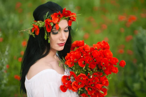 A menina com um buquê de flores — Fotografia de Stock