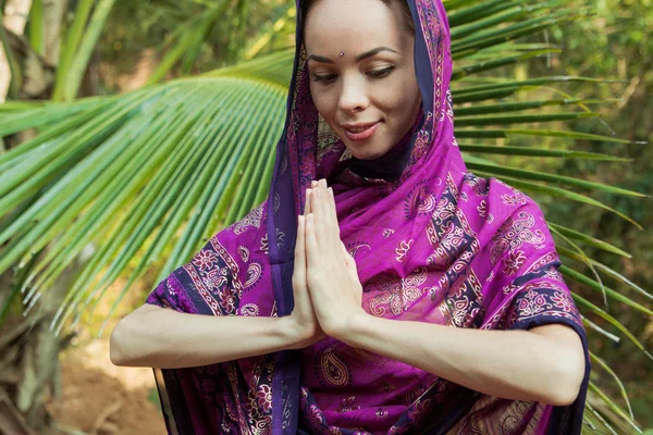 Mädchen in Sari — Stockfoto