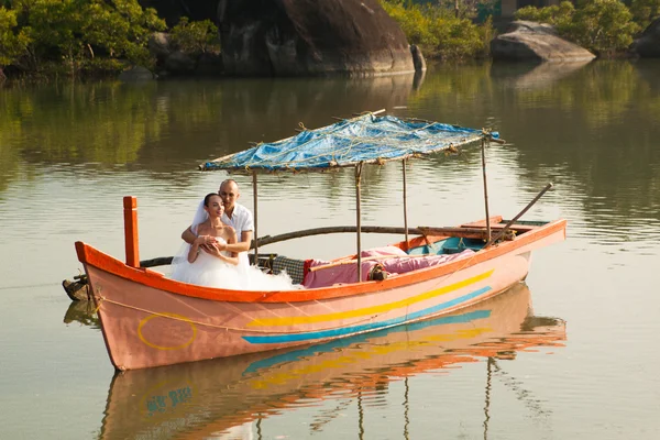 Liefdesverhaal in houten boot — Stockfoto