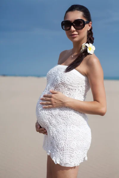 Mulher grávida em maiô branco — Fotografia de Stock