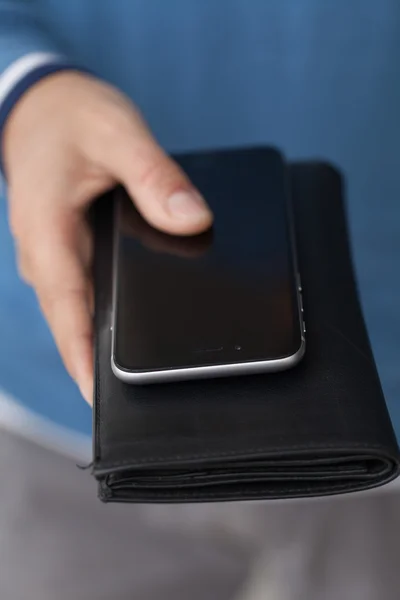 Closed black purse and mobile phone — Stock Photo, Image