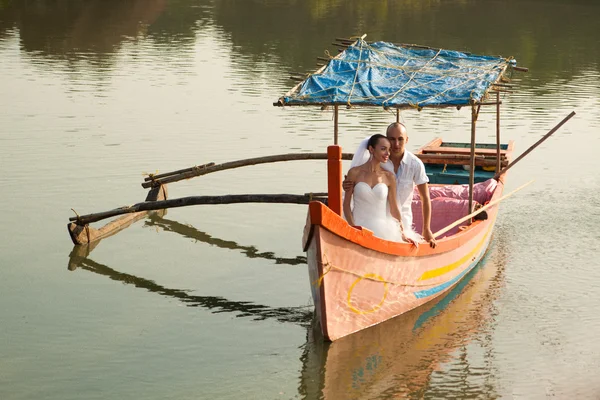 Liefdesverhaal in houten boot — Stockfoto