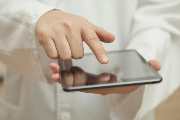 Doctor and modern technology — Stock Photo, Image