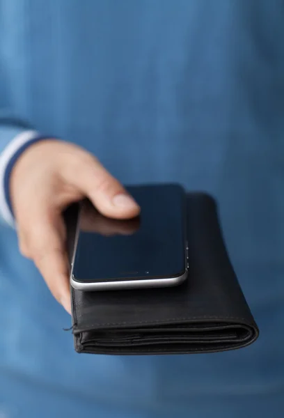 Closed black purse and mobile phone — Stock Photo, Image