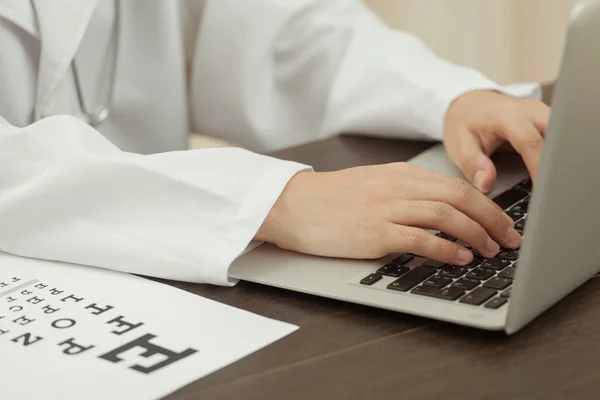 Doctor and modern technology — Stock Photo, Image