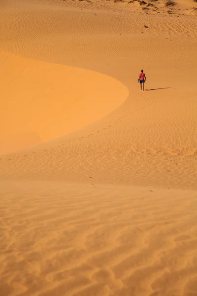 在沙漠中旅行 — 图库照片