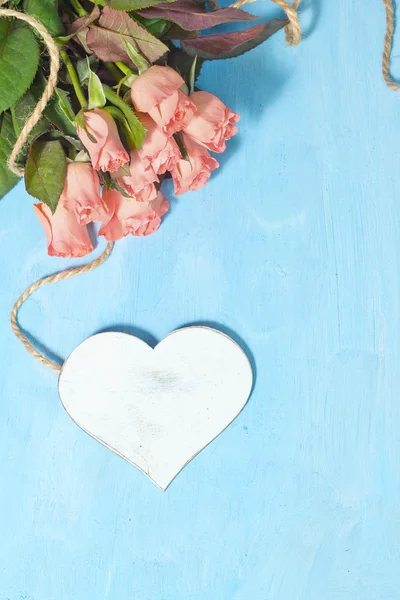 Rozen op een blauwe achtergrond van geschilderde — Stockfoto