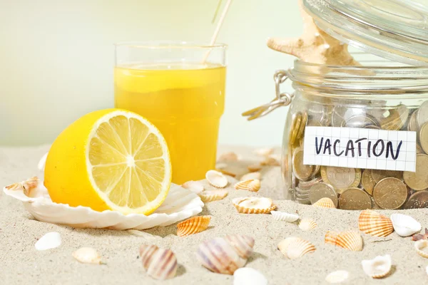 Risparmio per le vacanze. Monete e conchiglie in spiaggia — Foto Stock