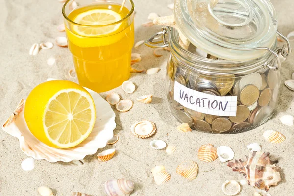 Ahorro para vacaciones. Monedas y conchas en la playa —  Fotos de Stock